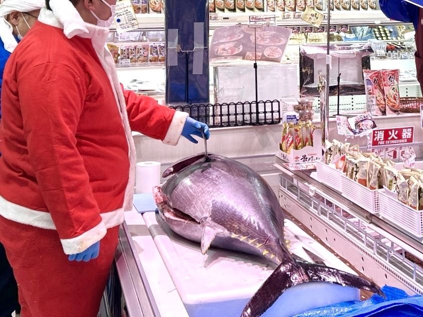 ご当地スーパー【ダイキョー】お魚売り場で、そんなことまで…！？「さすがです。」