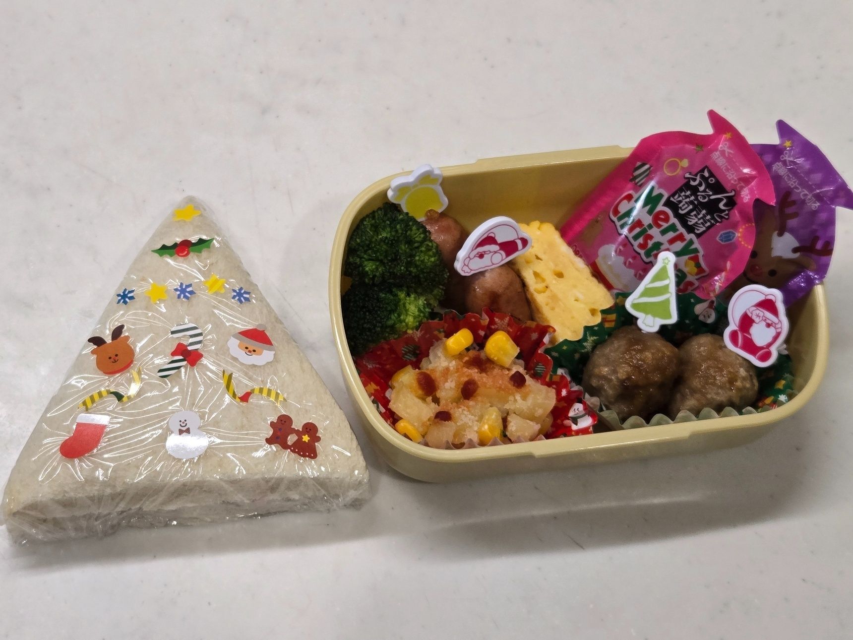 セリアのクリスマスグッズで簡単！ツリーサンドイッチ弁当！