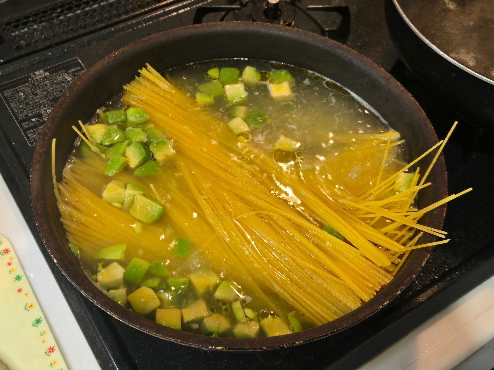 麺を茹でる。