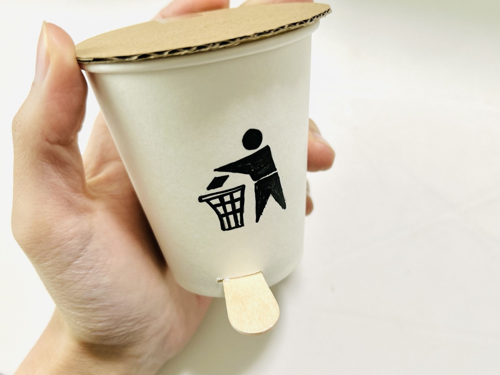 踏まれた紙コップ こ、これは楽しい！紙コップで『ペダル付きゴミ箱』を忠実に再現したら