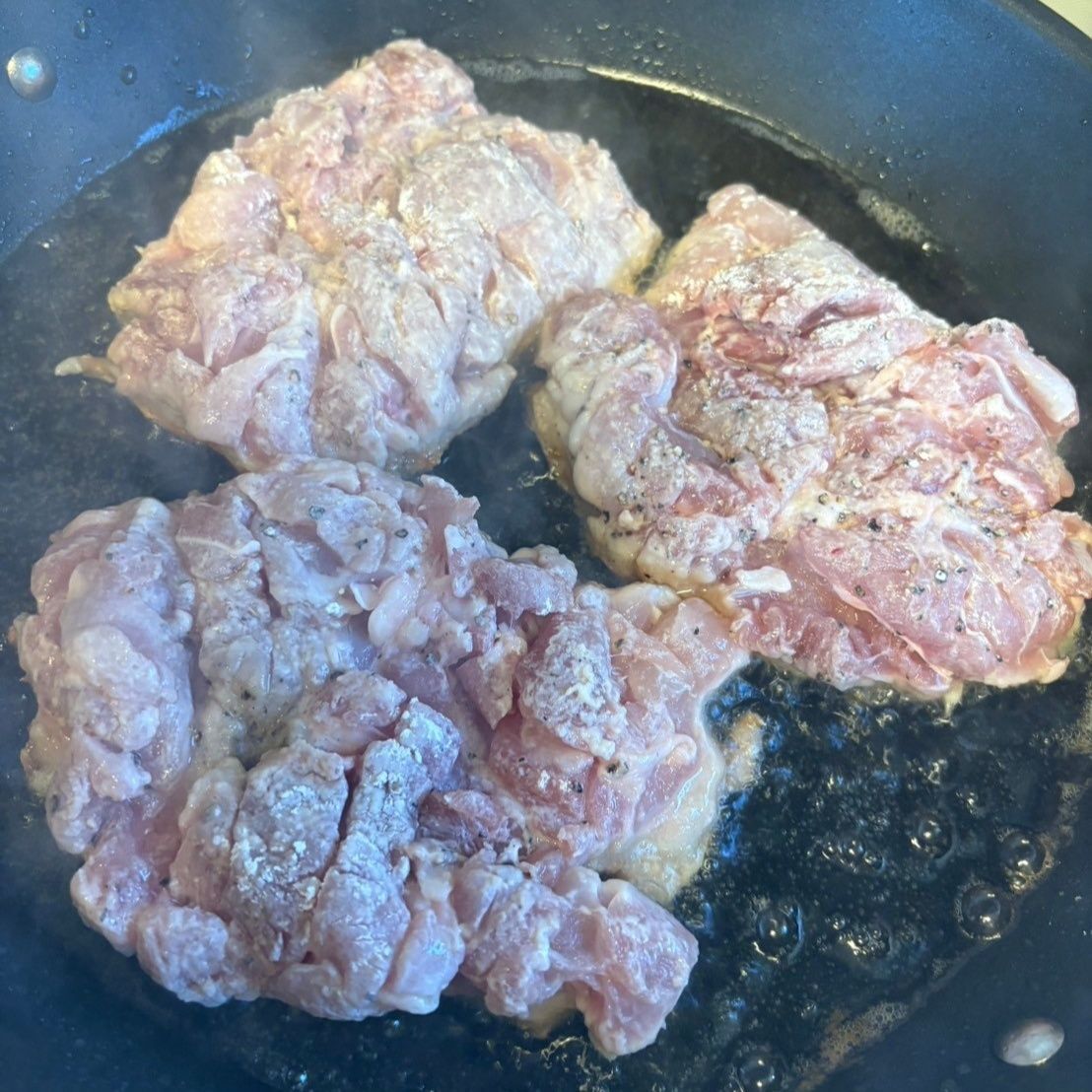 少し多めのオリーブオイルで両面焼きます