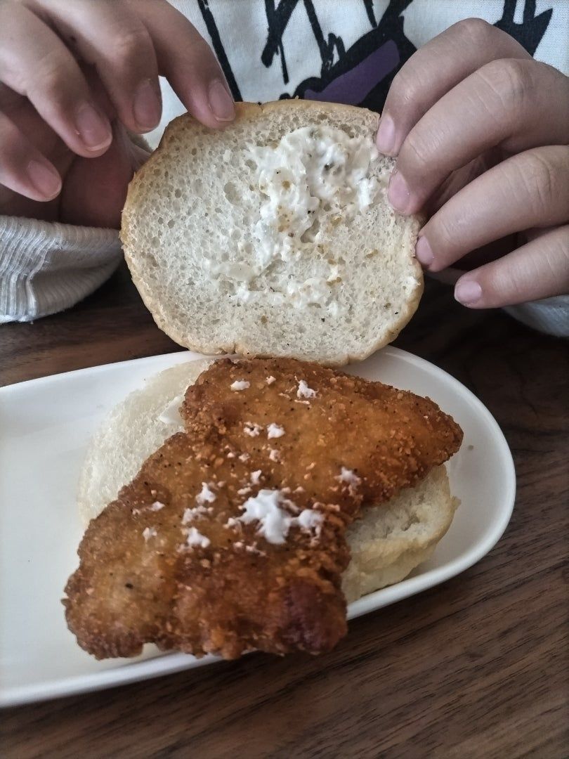 ファミチキとバンズを温めてサンド！！