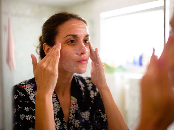 【50代】更年期のニキビはしつこい!炎症がある場合と、跡が残るときにおすすめの対処法