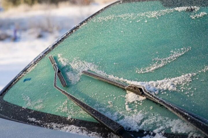 フロントガラスの「凍結」を一撃で解消する方法!忙しい朝に試したい驚きの裏ワザとは