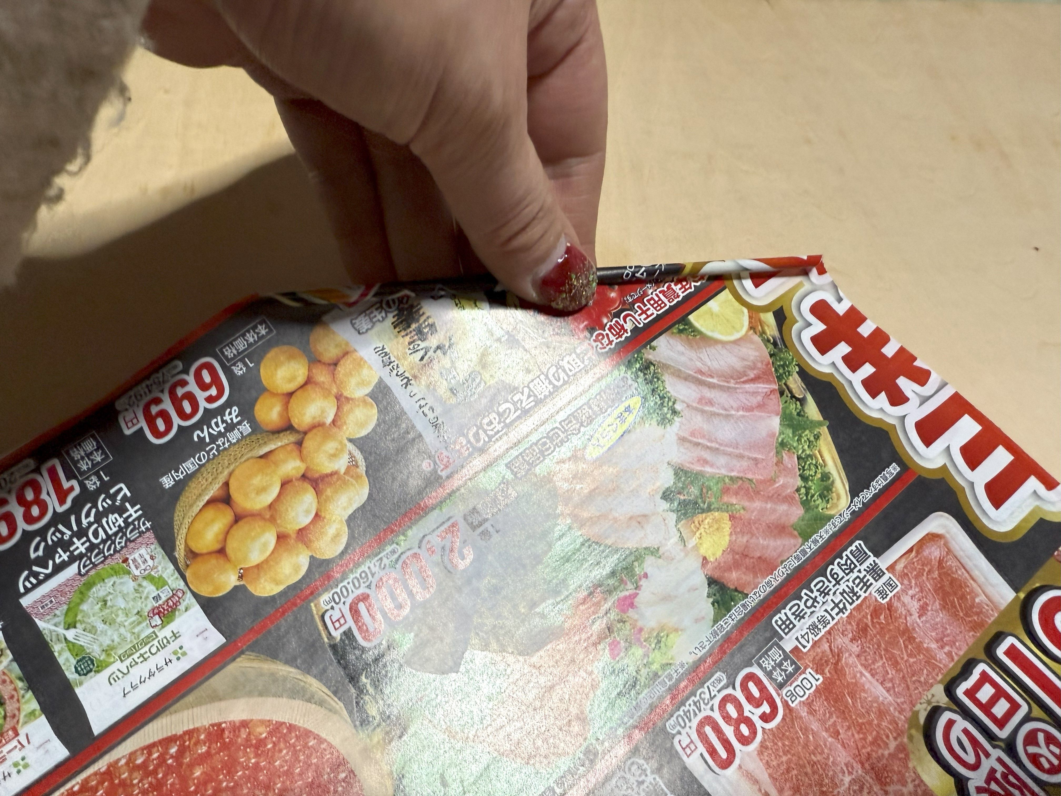 溜まった「チラシ」でレトロかわいいアイテムができちゃった♡【おうち