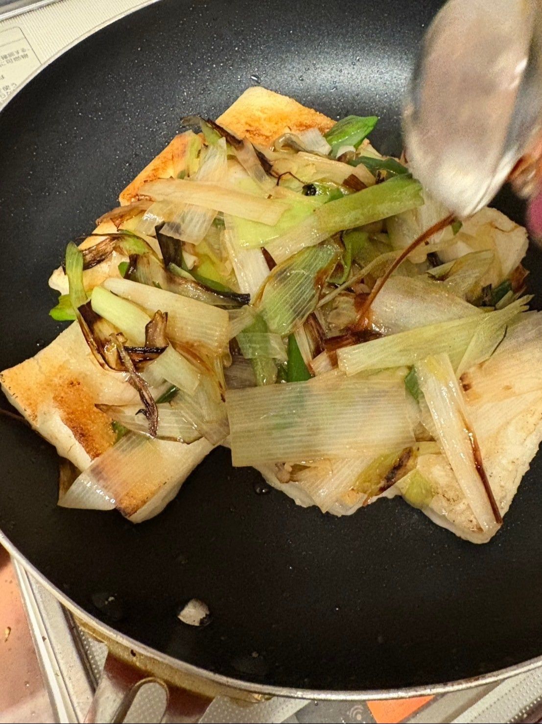 上から醤油をかけて香ばしく焼きます♪