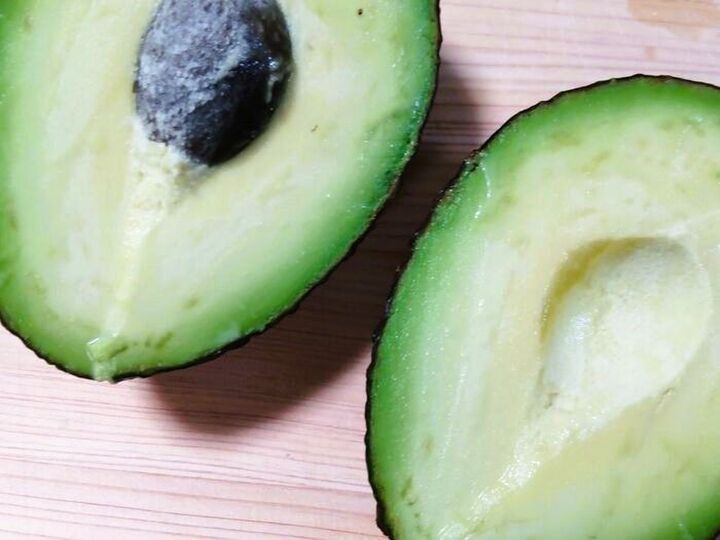 かたいアボカドを「たった10分で」やわらかくする方法!見事においしく大変身♪
