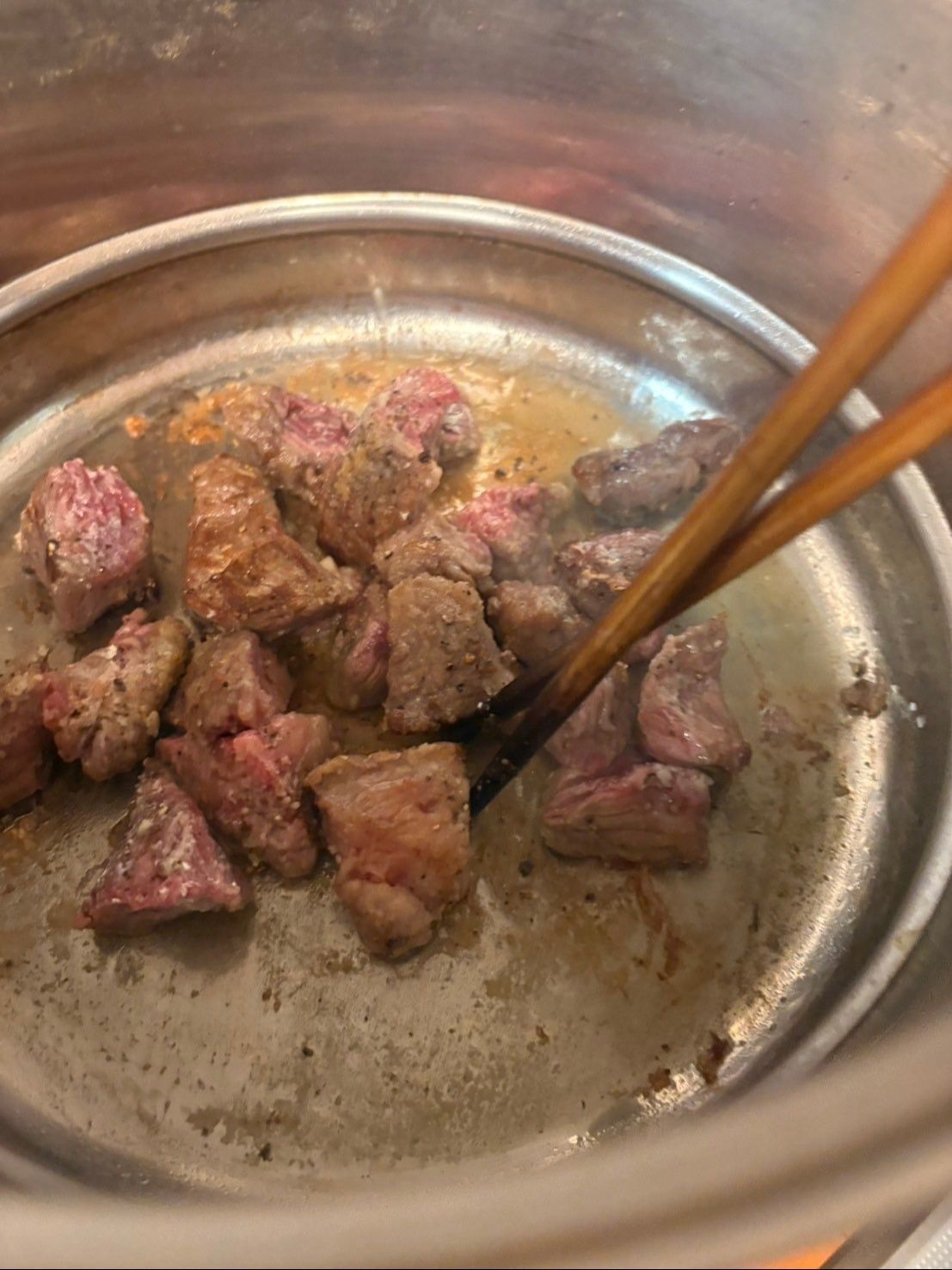 塩コショウしたお肉に薄力粉をまぶして表面をサッと焼く♪