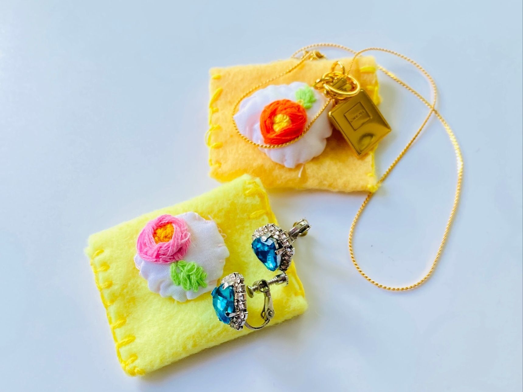 置き忘れ防止！フェルトで作るアクセ入れ！立体的な「椿刺繍」付き