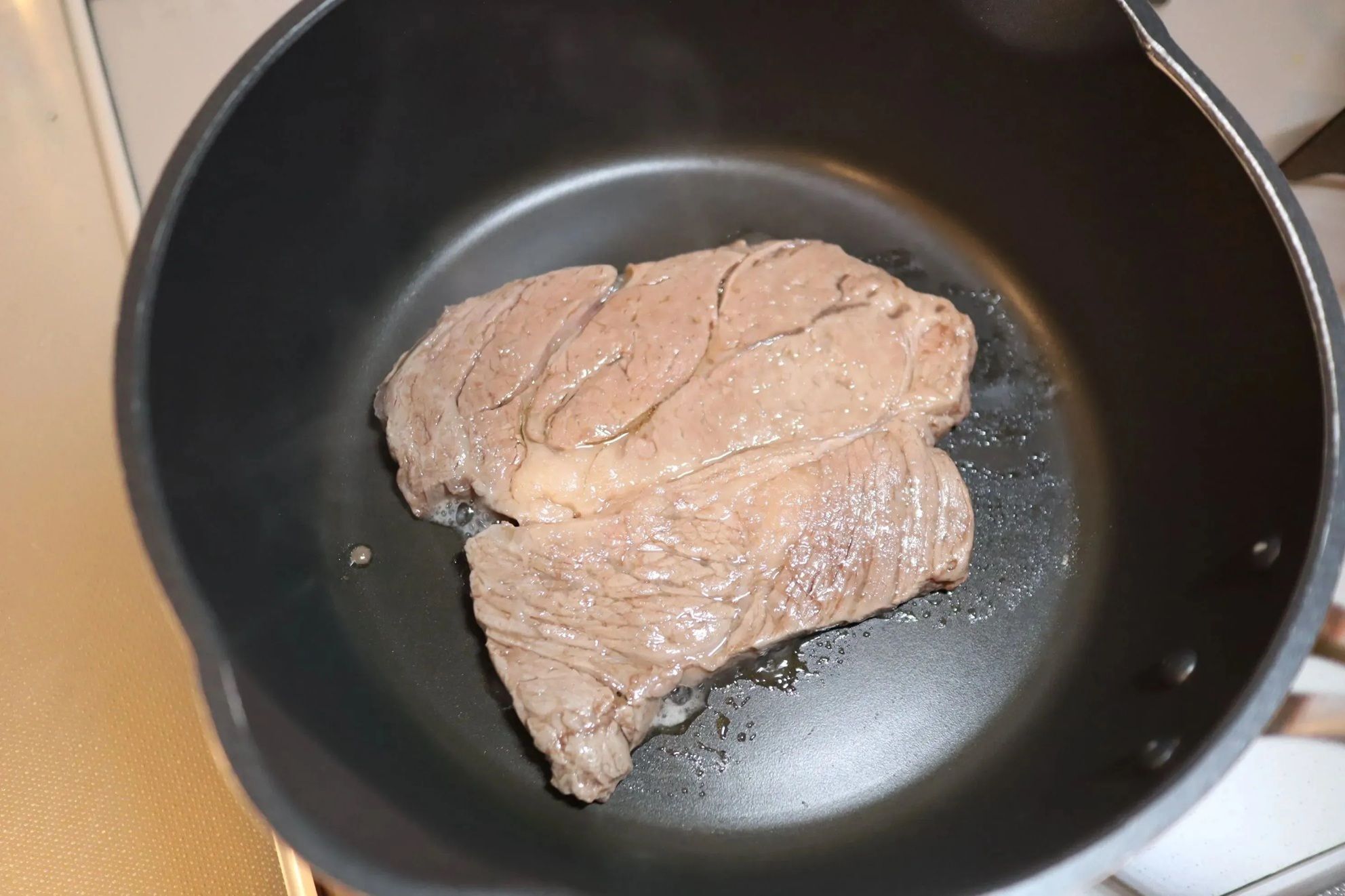 お安いステーキ肉を柔らかジューシーに焼く【裏ワザ】「こりゃ、お店の味♡」「噛み切るのラク！」