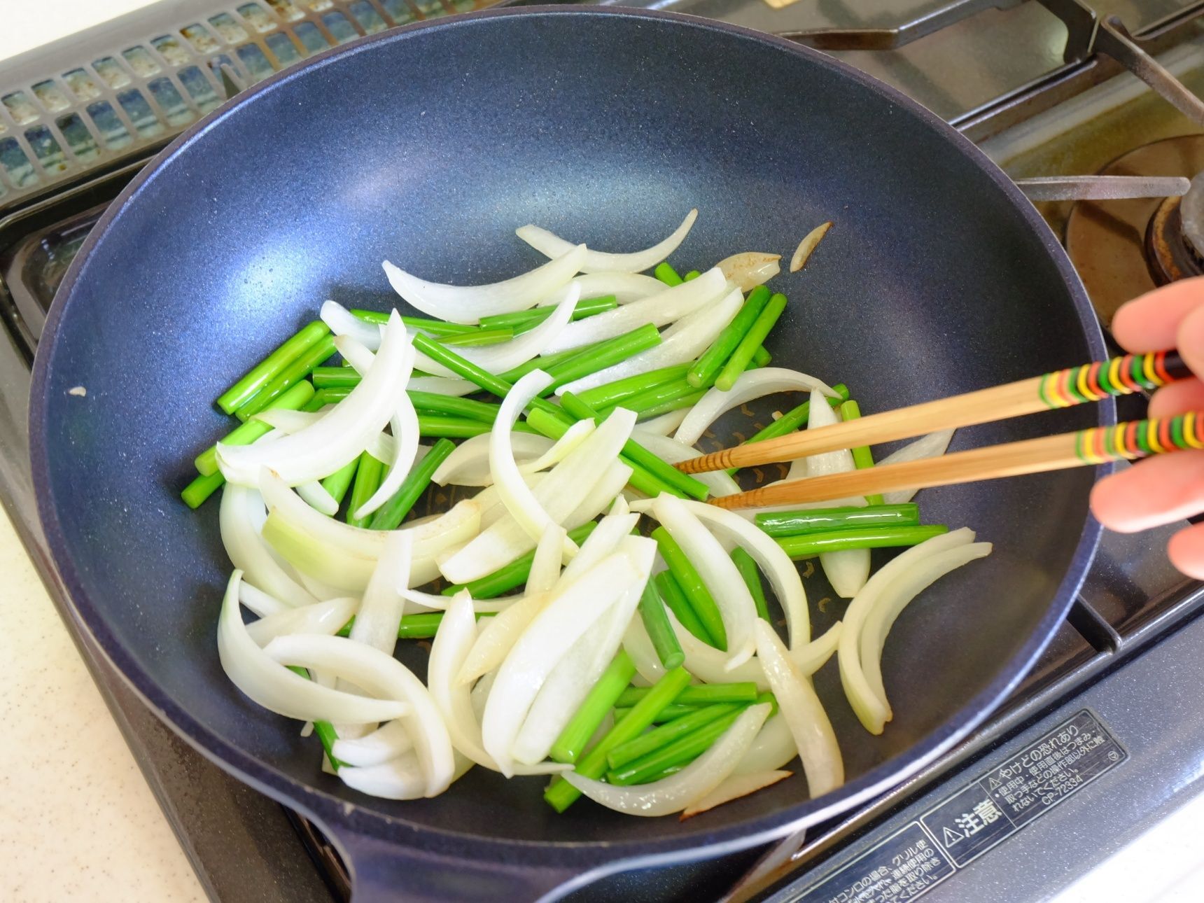 材料を入れ、炒める