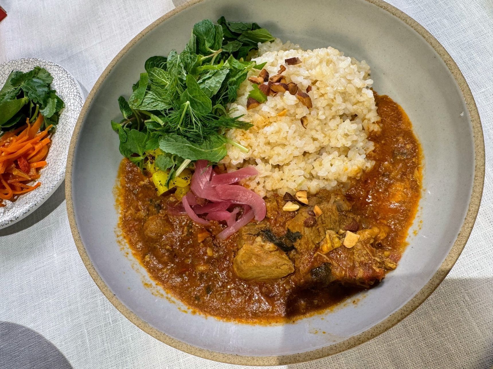 何度も食べたくなる通年メニューの薬膳カレー