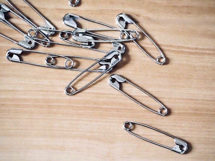 「安全ピン」がまさかの防犯対策に!?知らなかった!便利すぎる使い道