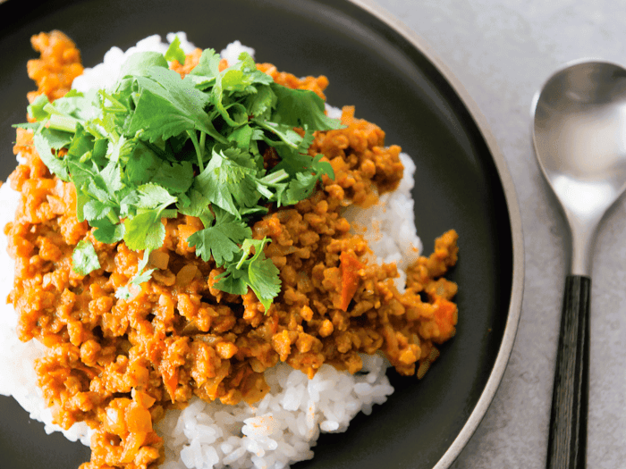 【やせる節約レシピ】あっさりドライカレーの作り方。ひき肉代わりの食材がとにかく優秀で驚きますよ♪