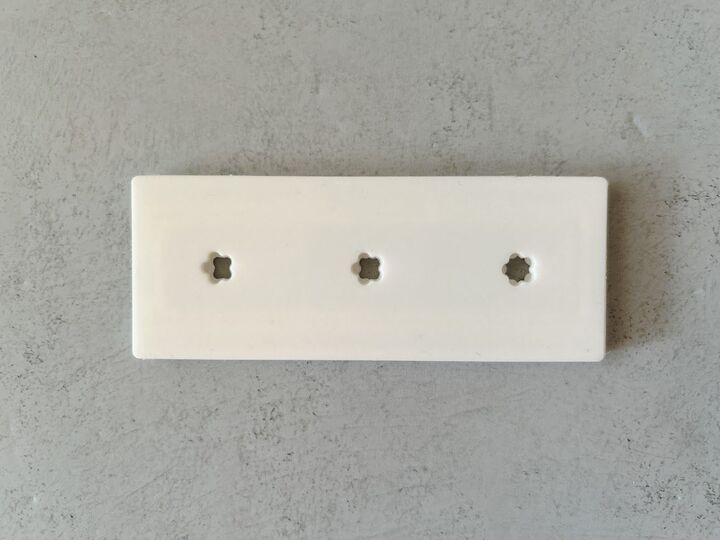 【キャンドゥ】お花の穴が空いたプラ板、お部屋すっきりの救世主でした