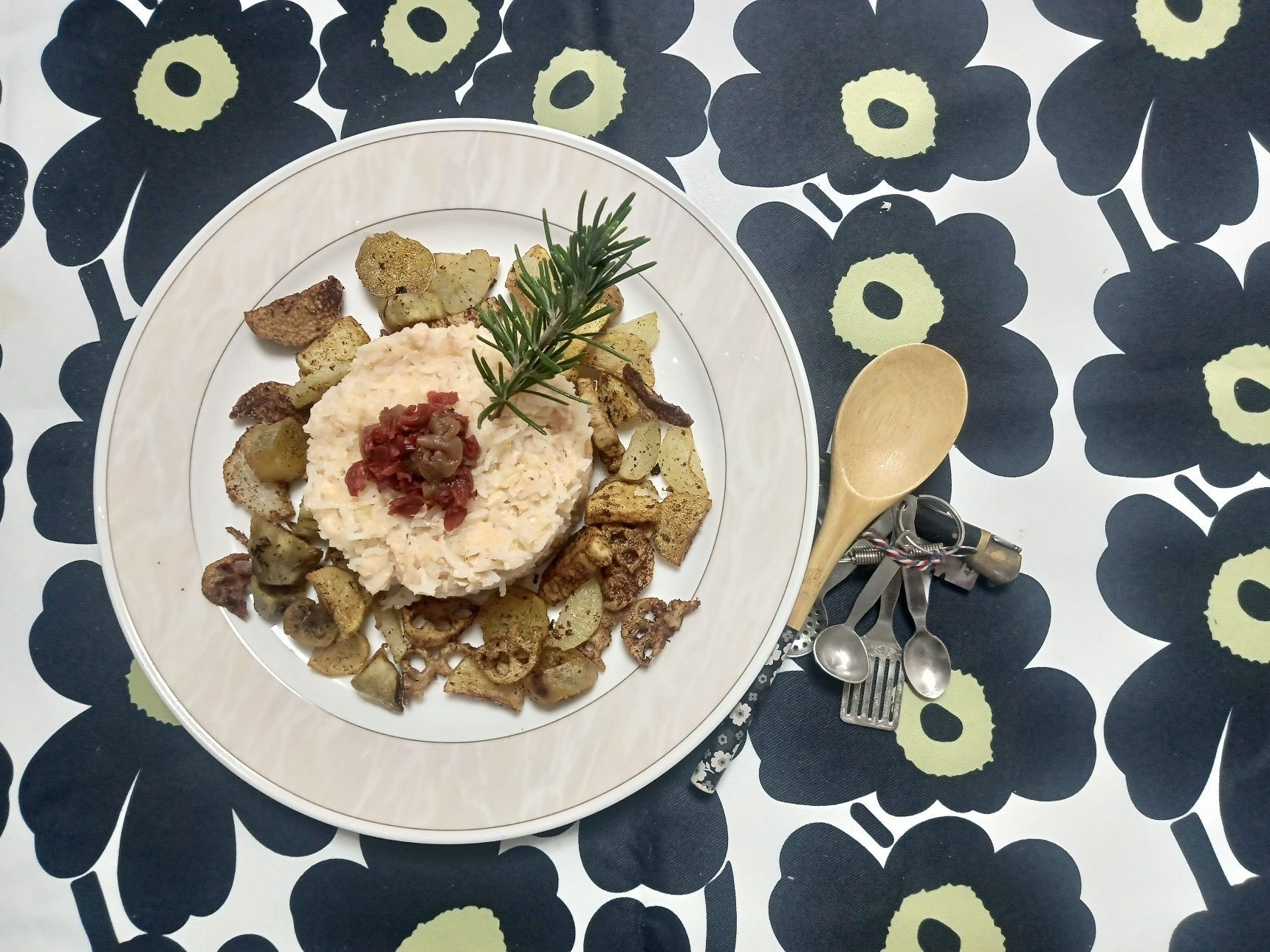 これは・・・お粥と言えるのか？鮭粥と愉快な野菜たち！！