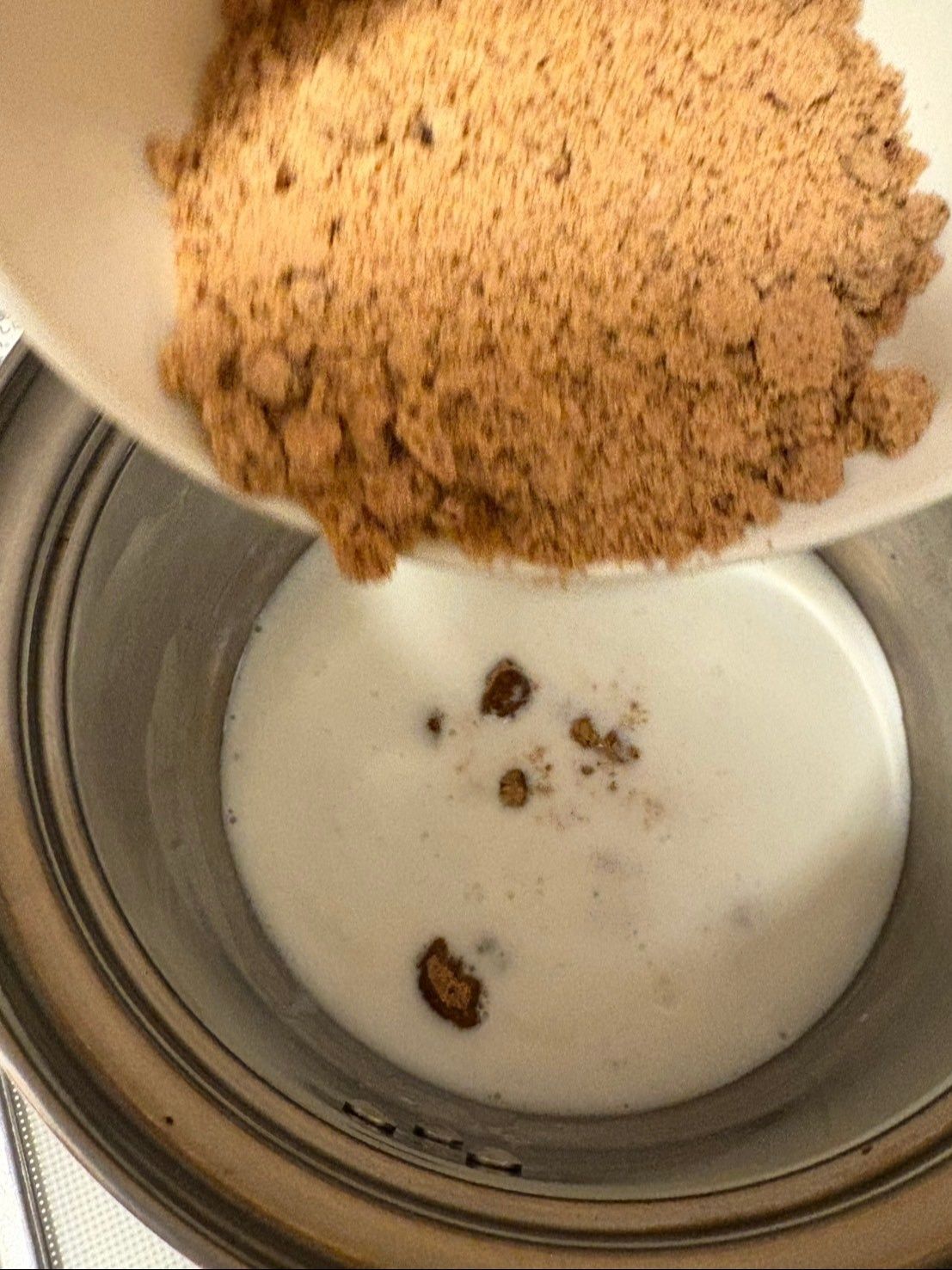 温めた牛乳に黒糖を入れて固まりが無い様に良く溶かします