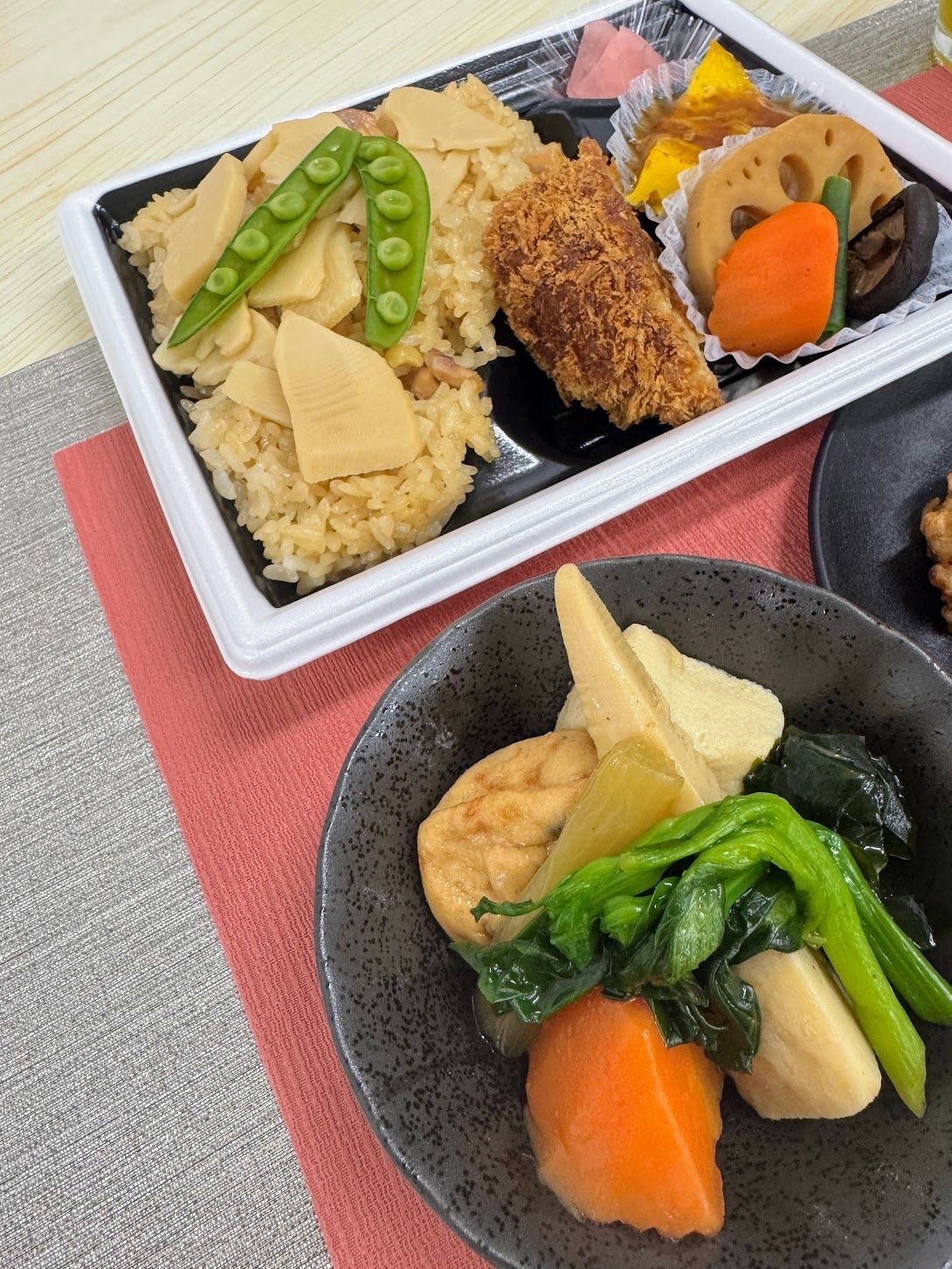 一足先に春を感じるメニューに舌鼓！ヨーク・デリのたけのこご飯のお弁当＆春野菜のお惣菜