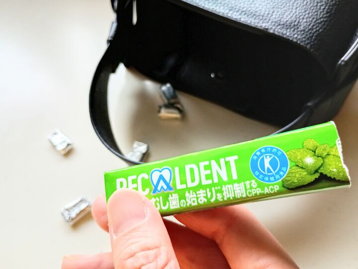 この手があったか!粒ガムをカバンの中でバラバラにしない『裏ワザ』知っておくと応用も効きます♪