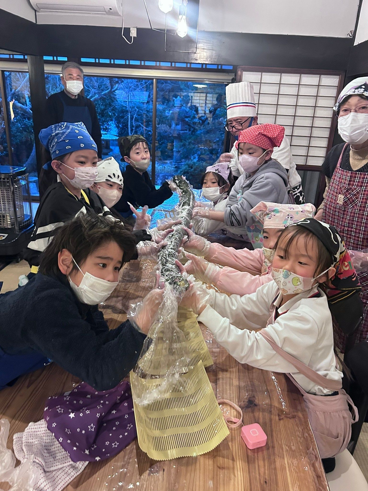 みんなで持ち上げて・・・「パシャリ」