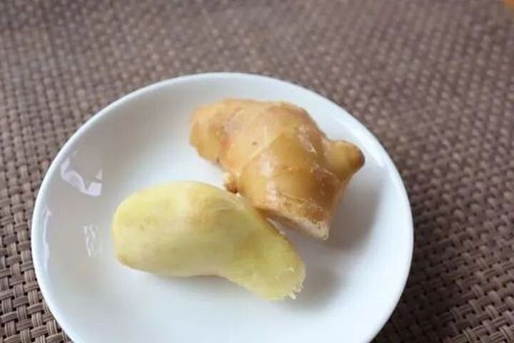 使うのは意外なモノ!一瞬でしょうがの皮がむける『裏ワザ』便利な冷凍保存法もご紹介