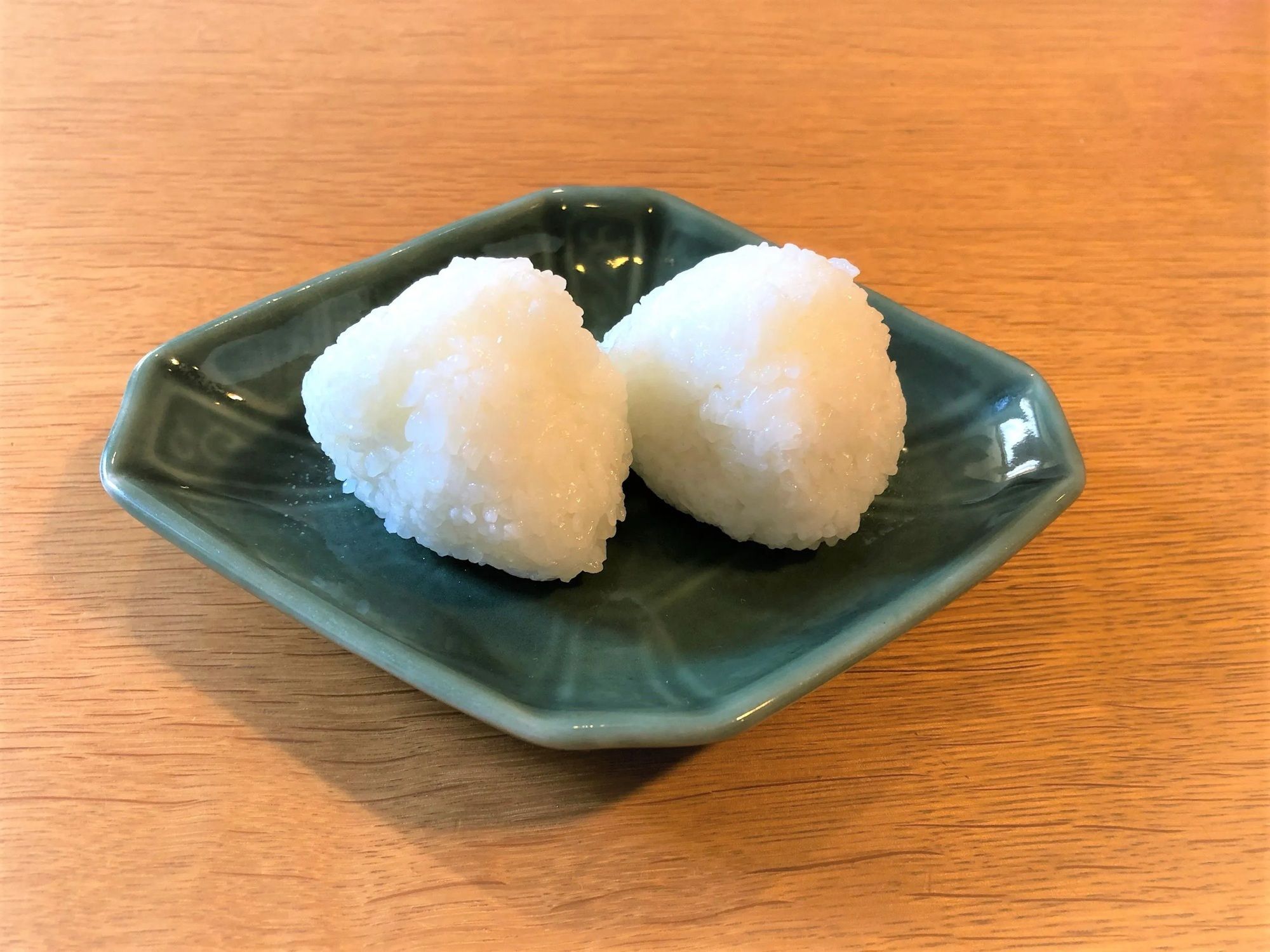 炊き立てご飯でも熱くない！おにぎり作りは意外な消耗品が最強！？ラップより使いやすい？