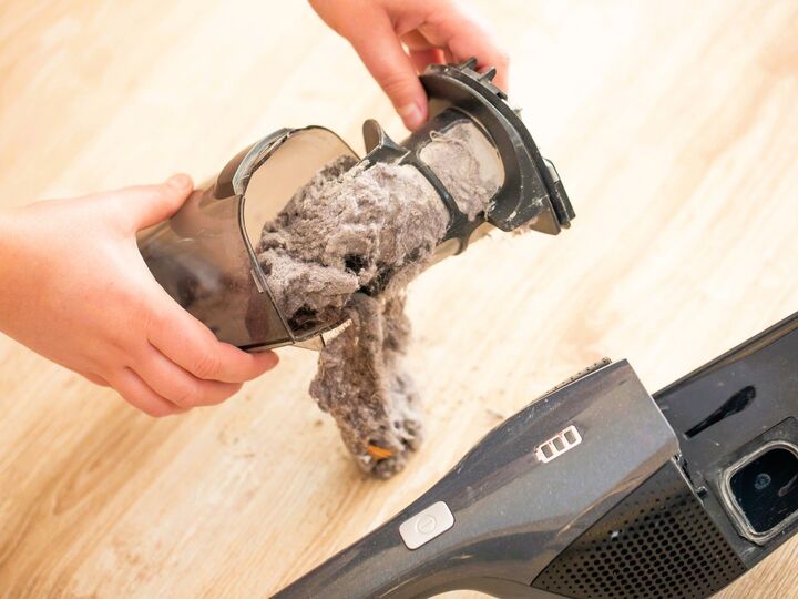 掃除機の「ゴミ捨てストレス」。あるモノを入れるだけで髪の毛もゴミもからまらず快適~!