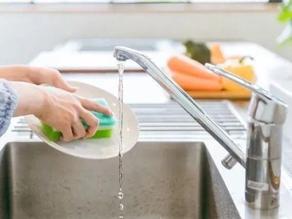 キッチンの「洗剤置き」を100均アイテムで代用したら、水回りの不便がスッキリ解消！