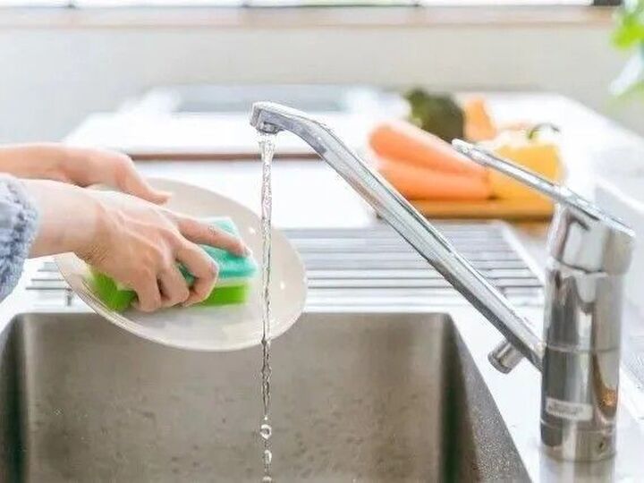 キッチンの「洗剤置き」を100均アイテムで代用したら、水回りの不便がスッキリ解消!