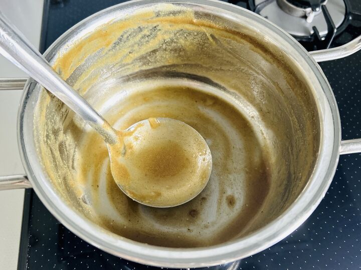 油でギトギトのカレー鍋…。スポンジをまったく汚さず、ピカピカにする方法!