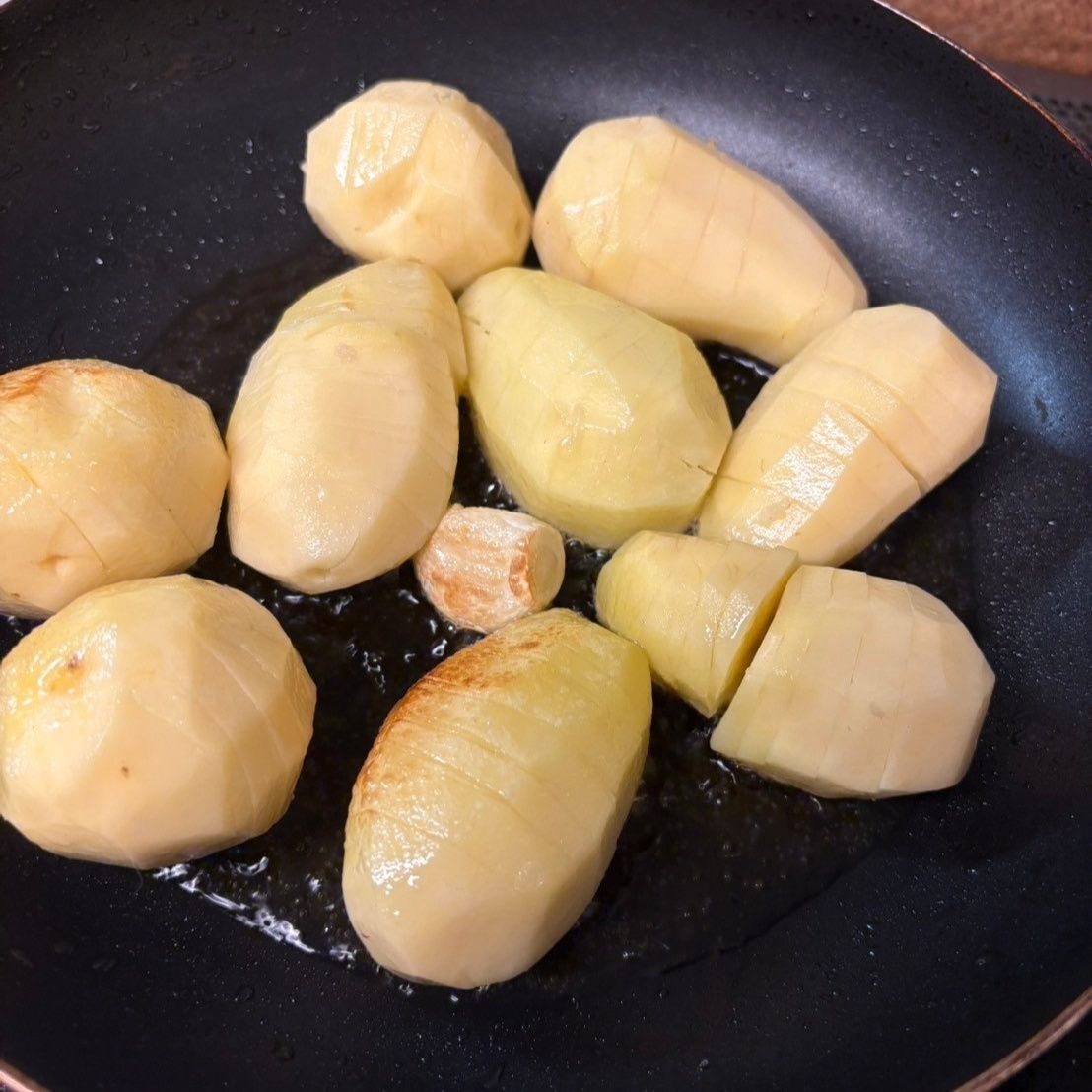 フライパンにニンニクをひとかけ入れてジャガイモを焼き始めます