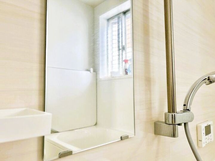 諦めかけていたお風呂の鏡の『ウロコ汚れ』がピッカピカに!用意するのはたった3つだけ♪