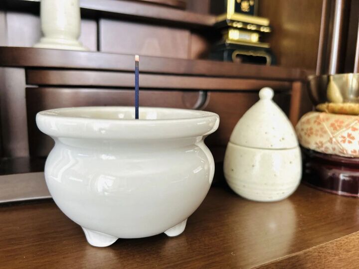 香炉のお線香の灰、どうやって掃除する?まさかのキッチングッズが大活躍♪