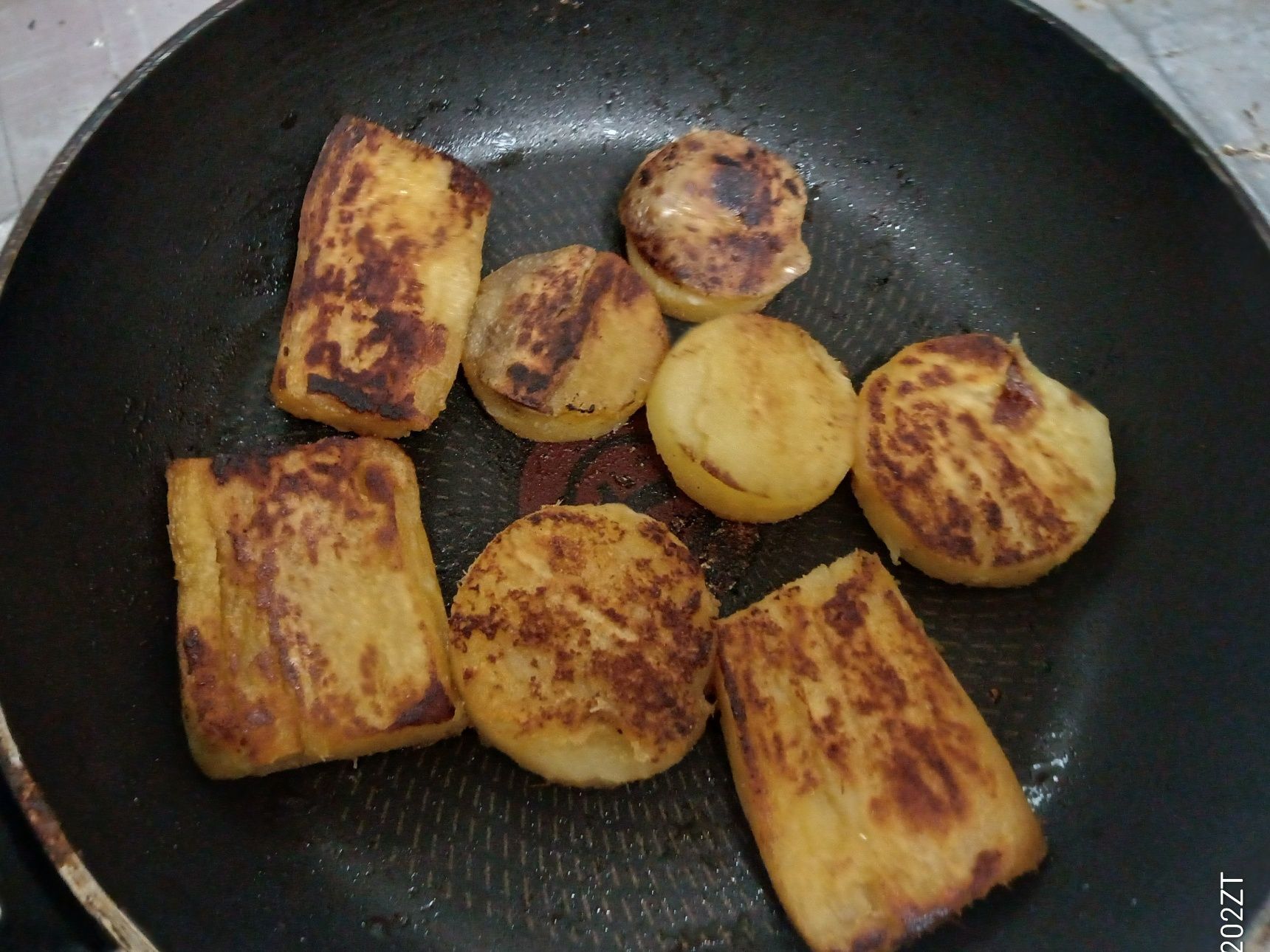 干し芋は、オリーブオイルで焼き目を付けます