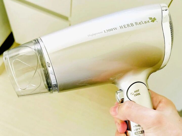 ドライヤーの先端カバーは外して使うのが正解!?「今までつけっぱなしだったわ…」「時間無駄にしてたかも」