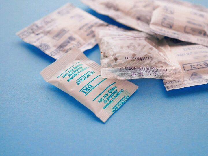 お菓子に入っている〈乾燥剤〉捨てないで!お役立ちアイデアを大発見♡