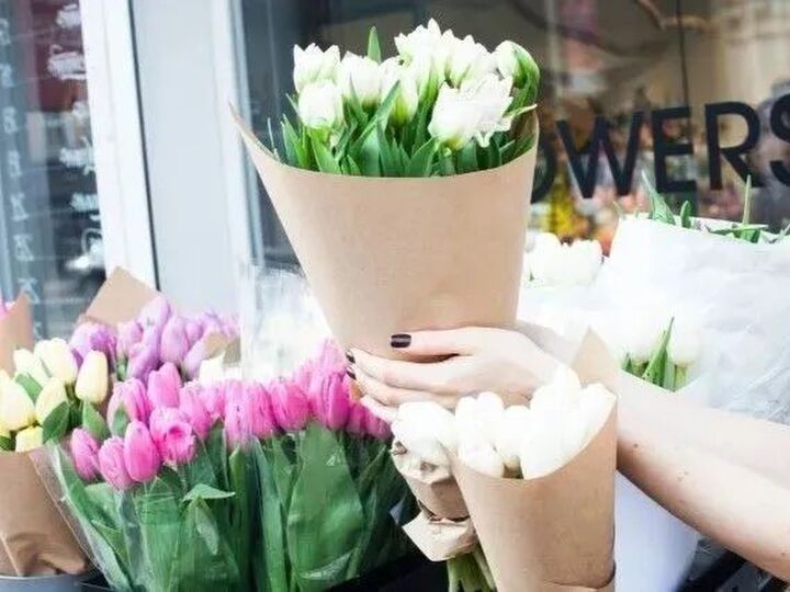 花束を持ち帰る時は「上向き」「下向き」どっちが正解?もしかしたら勘違いしてるかも…!?