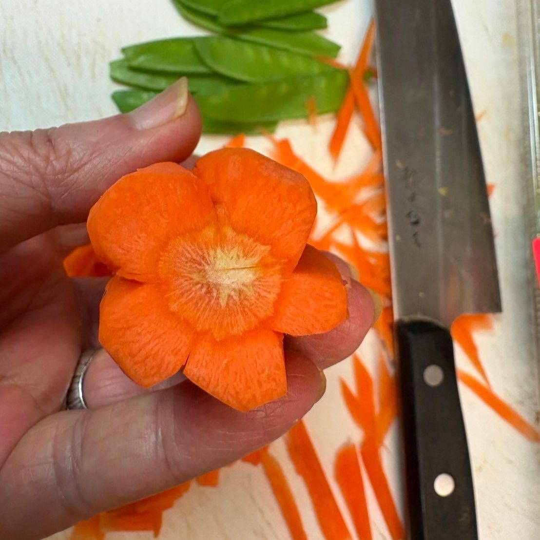 飾りのお花人参は簡単なのでぜひ作ってみてください！