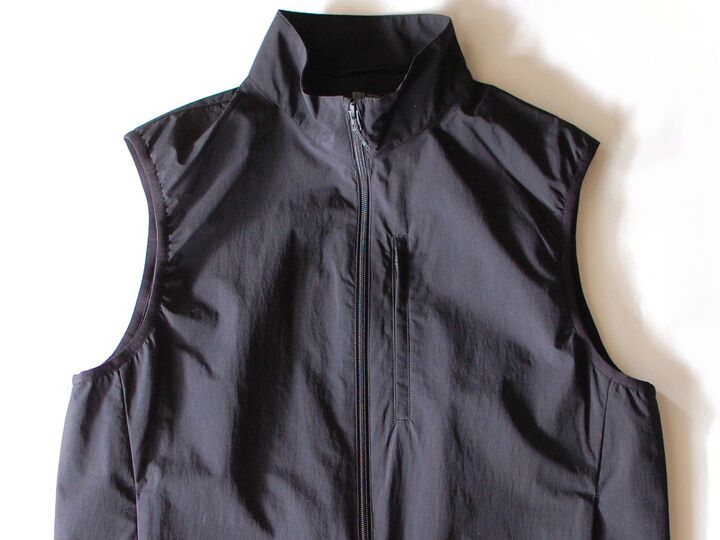 【ユニクロ】買うなら今!人気の薄軽アウターに待望の「ベスト」が登場。気温差乗り切りに大活躍の予感♪