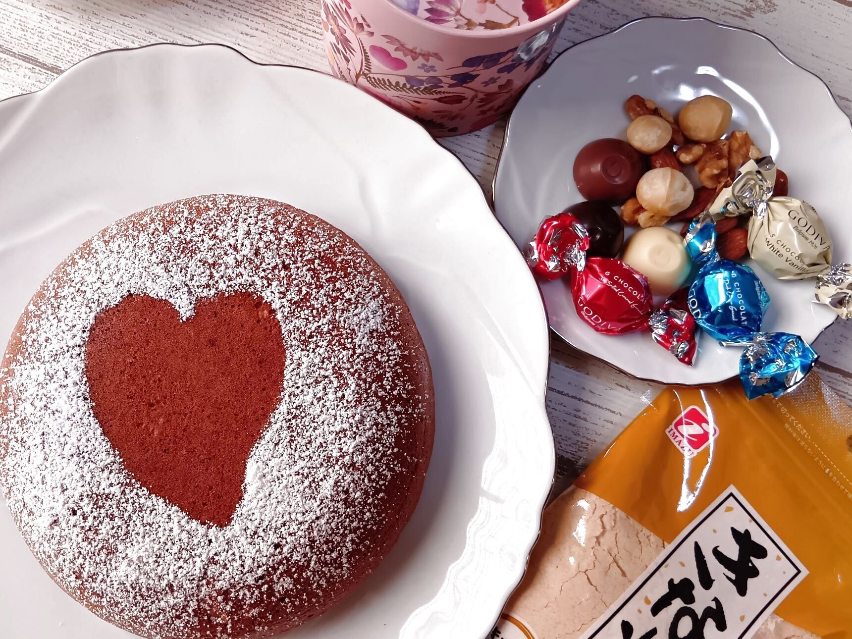 こちらは、炊飯器で作ったケーキに粉砂糖だけでシンプルに仕上げたもの！