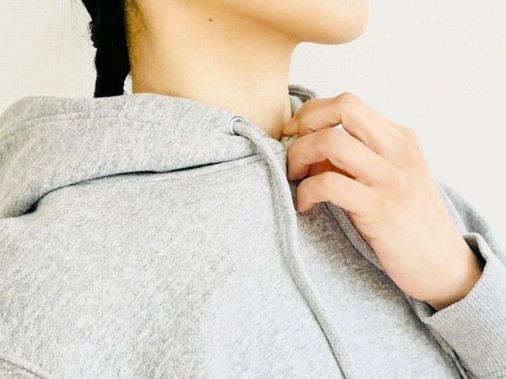 後ろに引っ張られて苦しいフード、こう着るだけで1日じゅう苦しくないヨ!