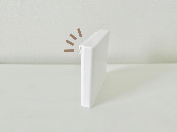 【セリア】スマートなシルエットでフック付き!?「らしからぬ姿」に思わず即買い!デスクでもリビングでも大活躍♪