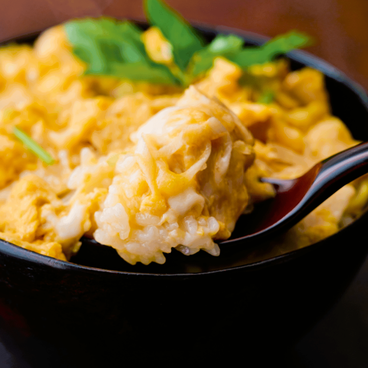 【笠原将弘さん】1枚80円の鶏むねで作る「親子丼」の作り方。ふんわりトロトロ卵のコツは「中から外へ」!