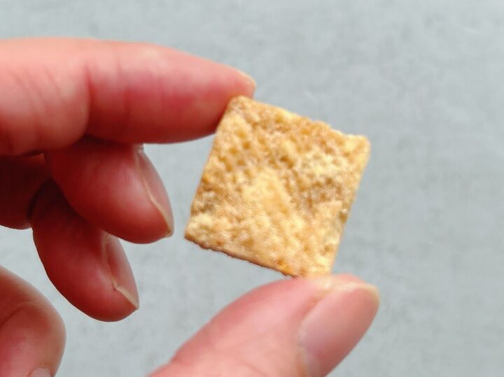 【カルディ】また「もへじ」がやってくれた!正方形の素朴なお菓子、正体がありえなくて2度見しちゃう