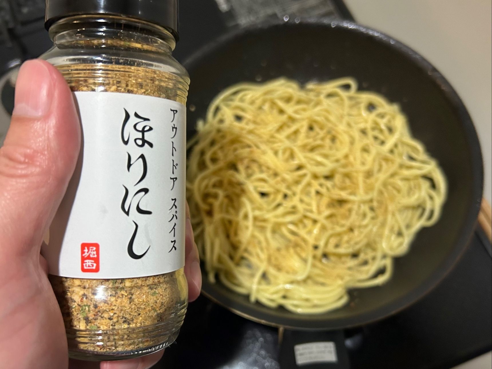 麺を焼く。