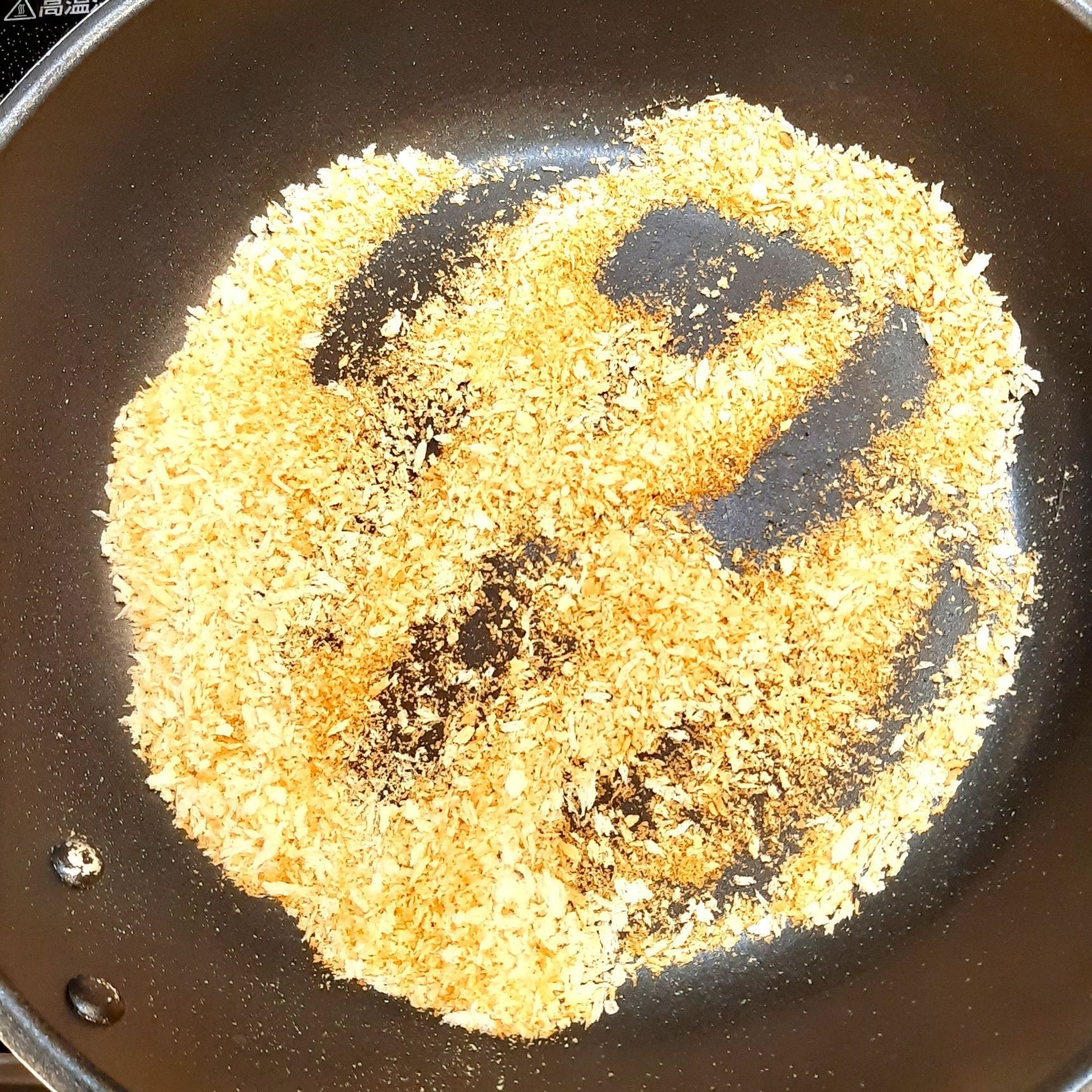 パン粉を炒める