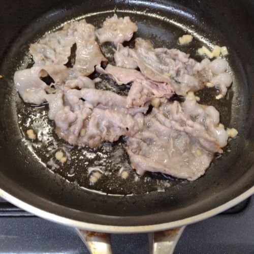 肉を炒める
