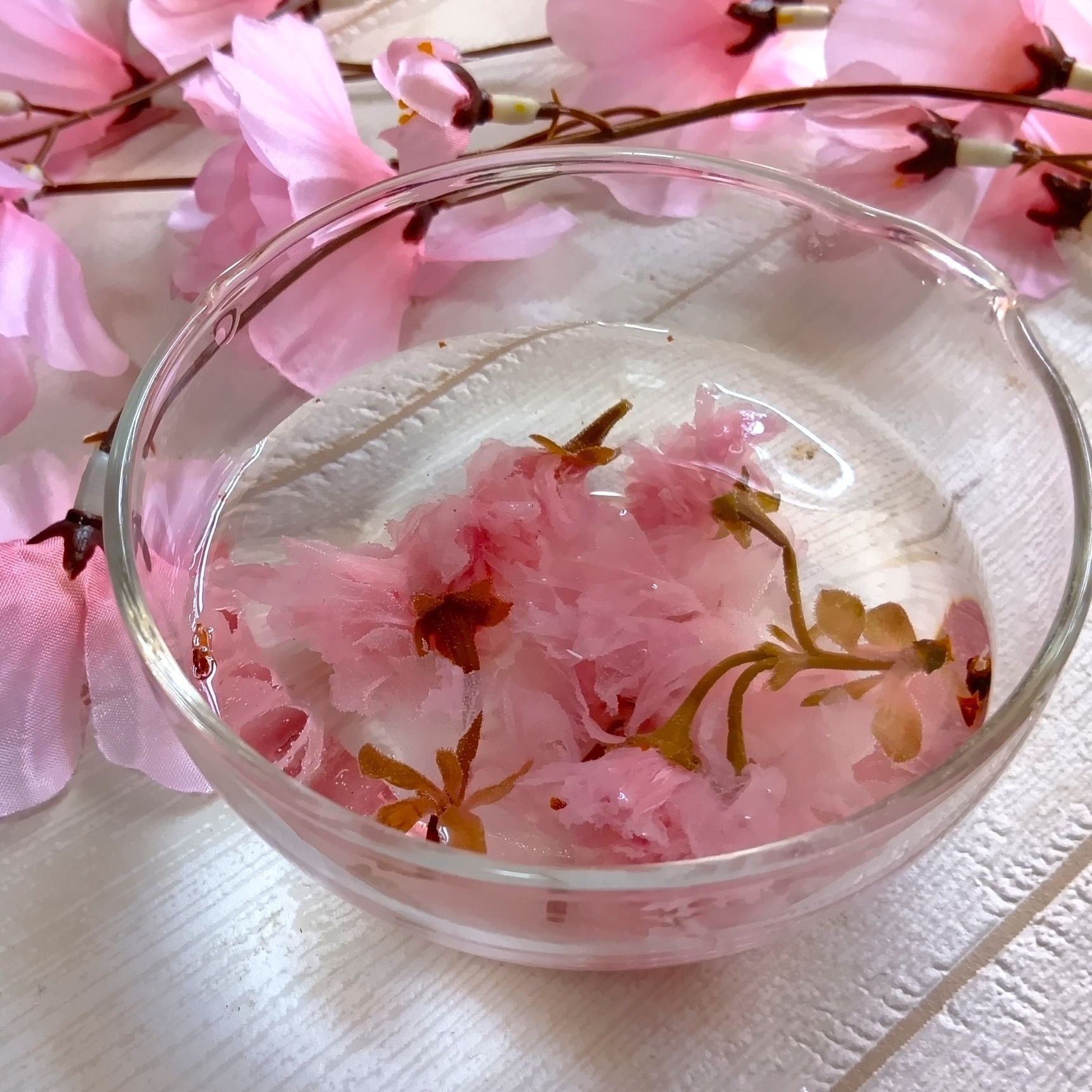 桜の塩漬け、ピンクのお花ういろう、ミートボール、茹で卵の下準備