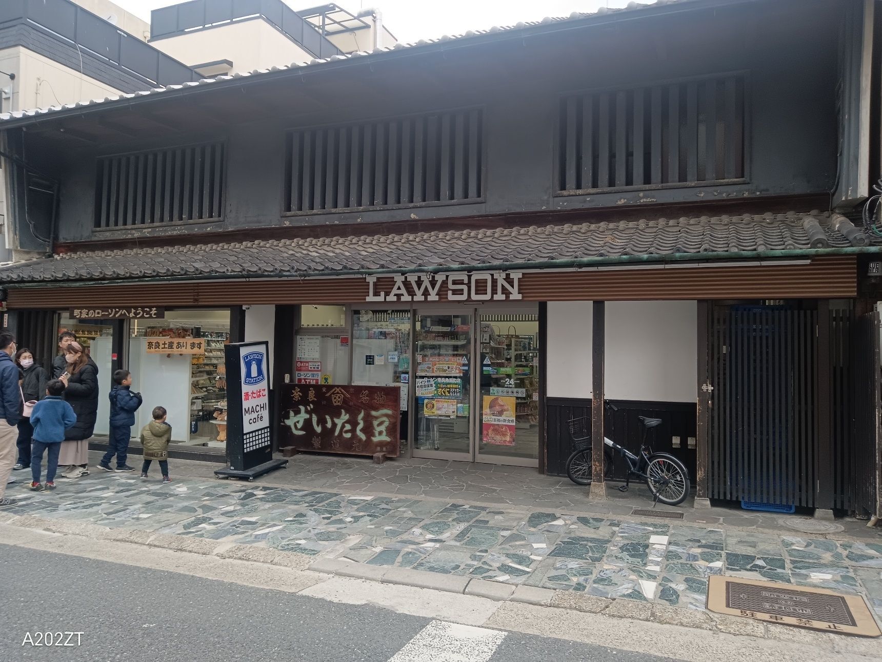 奈良仕様の茶色のローソンWWW