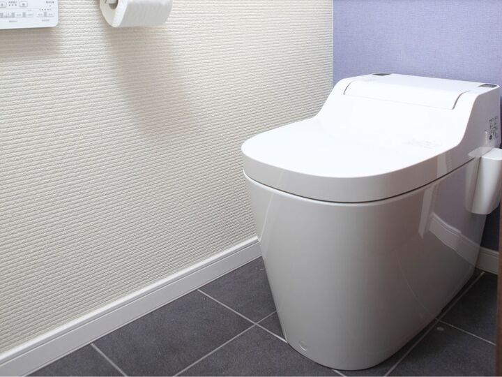 トイレの床掃除がラクになる【100均】便利グッズを大発見!「なるほどその手があったのね♪」